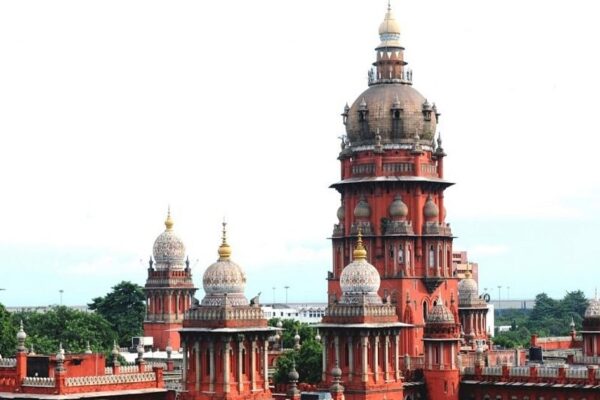 கரூர் : வாபஸ் பெறுவதாக கூறிய ஆனந்த்; அனுமதி அளித்து தள்ளுபடி செய்த உயர் நீதிமன்றம் – நடந்தது என்ன?