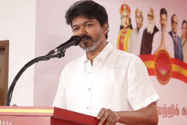 கரூர் கூட்ட நெரிசலில் உயிரிழந்தோர் குடும்பங்களுக்கு தலா ரூ.20 லட்சம்; த.வெ.க சார்பில் வழங்கப்பட்டது | Rs. 20 lakh each was given to the families of those who died in the Karur stampede; TVK provided