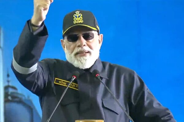 கோவா: கடற்படைத் தளத்தில் ராணுவ வீரர்கள்களுடன் தீபாவளி கொண்டாடிய பிரதமர் மோடி. | PM Modi Celebrates Diwali with Indian Navy, Declares India on Verge of Eradicating Maoism