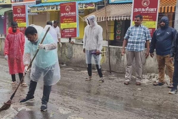 Dindigul: பட்டாசு குப்பைகளை அகற்றும் பணியில் ஈடுபட்ட எம்.பி. சச்சிதானந்தம்