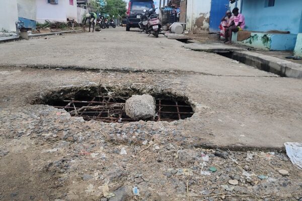திண்டுக்கல்: சிதிலமடைந்த பாலம்; அச்சுறுத்தும் பள்ளம்… அலட்சிய அதிகாரிகளால் மக்கள் கவலை!