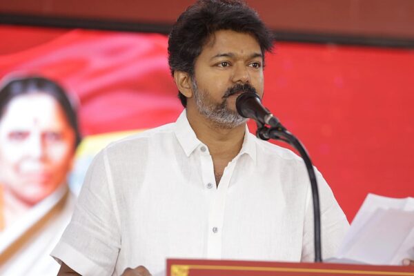 உங்க குடும்பத்துல ஒருத்தனா உங்களோட என்னைக்குமே இருப்பேன்; பாதிக்கப்பட்ட குடும்பத்தினரிடம் விஜய் ஆறுதல் | TVK Vijay met consoles the families of the victims in Karur