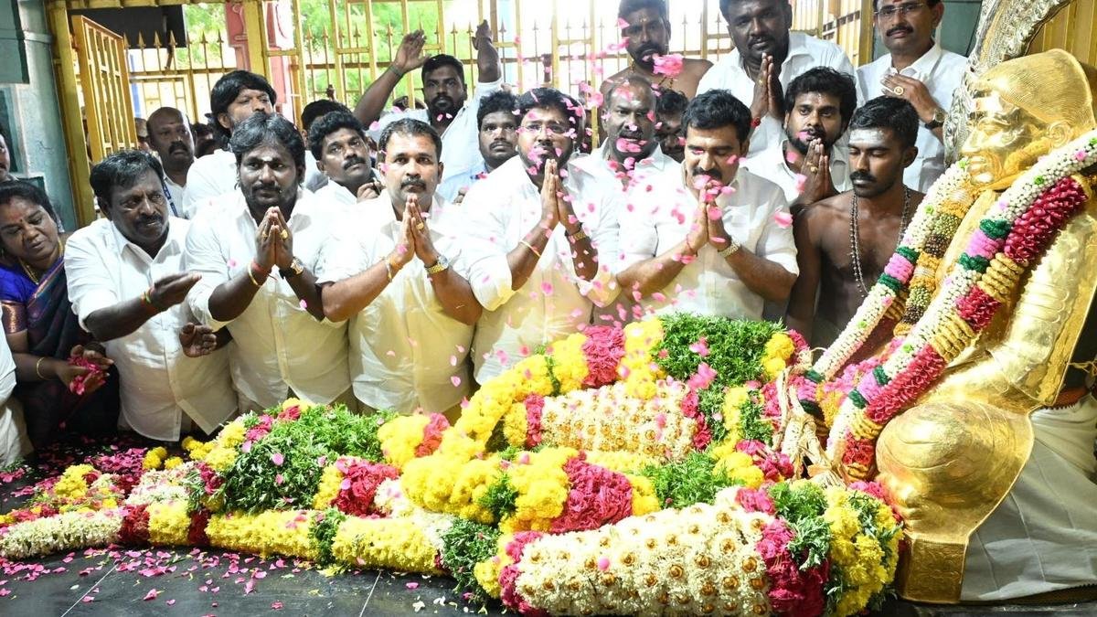 முத்துராமலிங்க தேவர் நினைவிடத்தில் அமைச்சர்கள் அஞ்சலி, நலத்திட்ட உதவிகள் வழங்கினர்