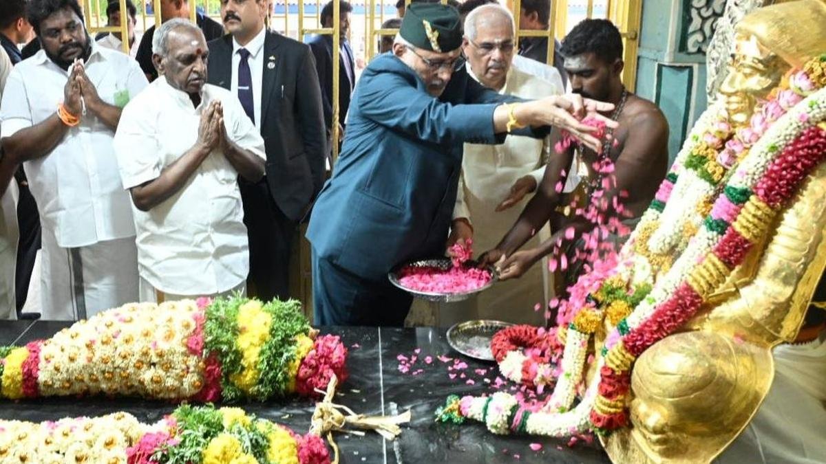 முத்துராமலிங்க தேவர் சிலைக்கு துணைத் தலைவர், அரசியல் தலைவர்கள் அஞ்சலி செலுத்தினர்
