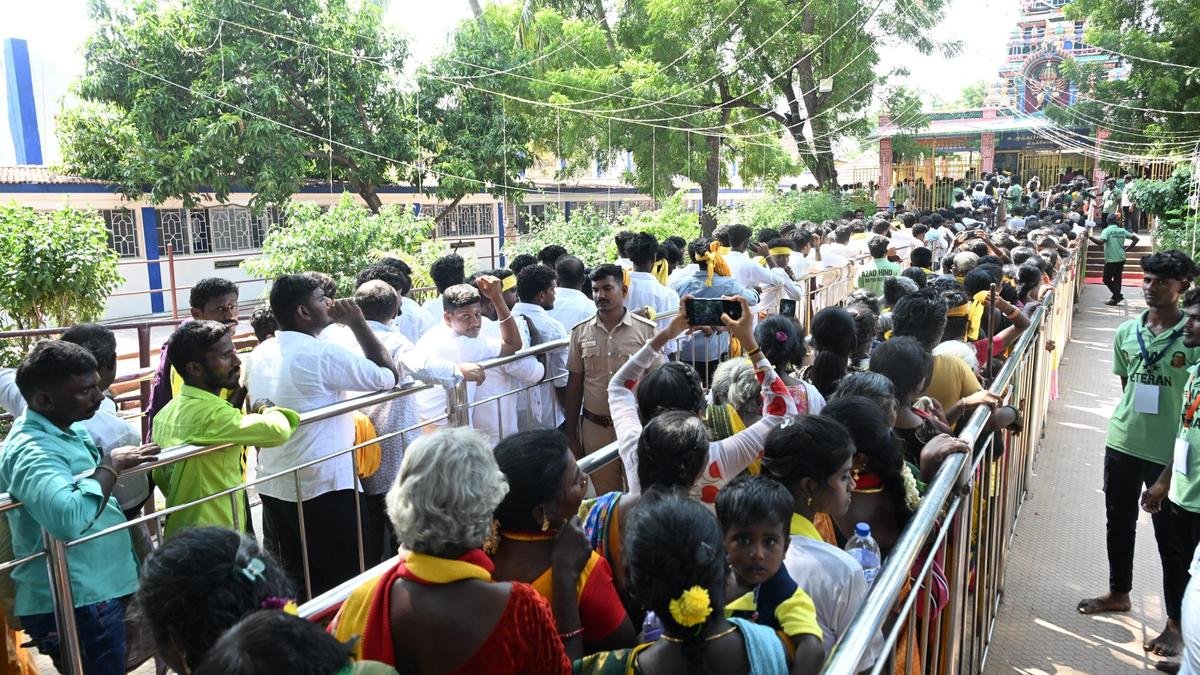 பசும்பொன்னில் முத்துராமலிங்க தேவரின் 119வது தேவர் ஜெயந்தி மற்றும் 64வது குரு பூஜையை முன்னிட்டு ஆயிரக்கணக்கானோர் அஞ்சலி செலுத்தினர்.