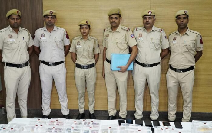 போலி சுகாதார முகாம்கள் மூலம் ஆதார் தகவல்களை திருடிய 2 பேரை டெல்லி போலீசார் கைது செய்தனர்