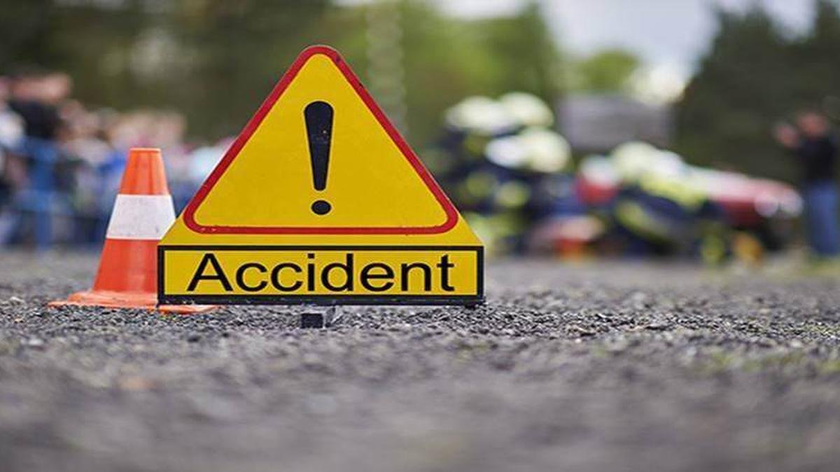 கேரளாவின் இடுக்கியில் மோட்டார் சைக்கிள் கான்கிரீட் கம்பத்தில் மோதியதில் 2 இளைஞர்கள் உயிரிழந்தனர்