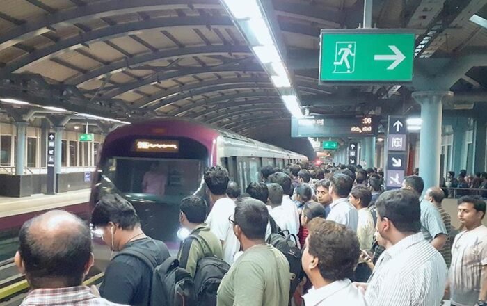இந்திராநகர் நம்ம மெட்ரோ ரயில் நிலையத்தில் பயணிகள் தண்டவாளத்திற்குள் நுழைந்ததால், பெங்களூரில் பர்பிள் லைன் சேவை தாமதமானது.